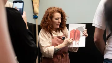 Élodie partage son savoir avec les participants