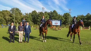 Le Selle Français a obtenu son meilleur résultat en finale chez les sept ans, où l'équipe formée par Franck Schwillewaert, ici à pied à gauche, s'est classée troisième
