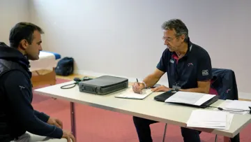 Olivier Perreau est ici en consultation avec Éric Favory, médecin des équipes de France.