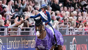 Lors du tour d'honneur, Charlotte Dujardin est allé taper dans la main de nombreux membres du public londonien