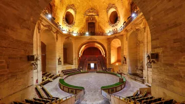 Le dôme des Grandes Écuries, une salle de spectacle équestre unique au monde.