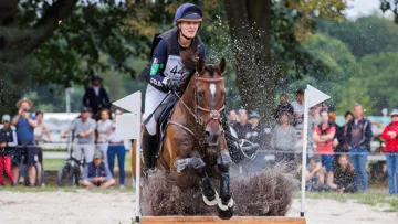 Ici en selle sur son fidèle Sursumcord'Or, Julie Simonet fait partie des figures montantes du complet tricolore.