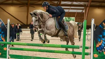 Laurick Hardy et Duncan’s Star travaillent sous les yeux de l'encadrement fédéral et de Yannick, le père et entraîneur du cavalier.