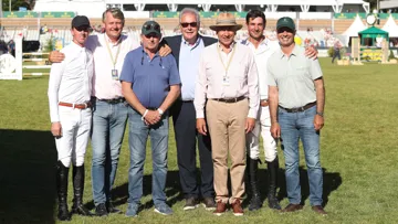 Ici à La Baule, Alban Poudret (au centre) pose au milieu de six des dix derniers champions olympiques de saut d’obstacles (de gauche à droite): Ben Maher, Ulrich Kirchhoff, Nick Skelton, Pierre Durand, Steve Guerdat et Rodrigo Pessoa.