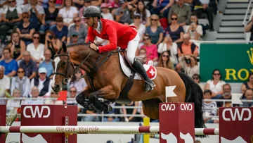 Ici l’an passé avec Dynamix de Bélhème, Steve Guerdat tentera de (ré)inscrire son nom au palmarès du Grand Prix de France Rolex, qu’il avait gagné en 2015 avec Nino des Buissonnets, disqualifié en raison d’une contamination alimentaire.