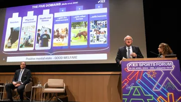 Göran Åkerström (à droite, à côté de Sabrina Ibáñez, secrétaire générale) et Mikael Rentsch, directeurs des services vétérinaire et juridique de la FEI.