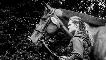 Coraline Michaud est ici aux côtés de sa jument de coeur, Venizia d’Aiguilly*GL events