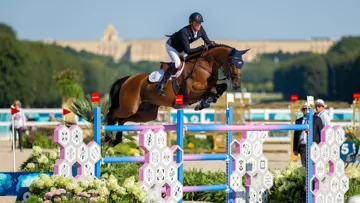 La Selle Français Dallas Vegas Batilly a été sacrée championne olympique par équipes de saut d’obstacles sous la selle du Britannique Ben Maher.