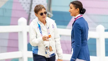 Fanny Delaval, directrice technique nationale adjointe au para-dressage et cheffe de l’équipe de France de la discipline para-dressage (à droite) et Chiara Zenati (à gauche).