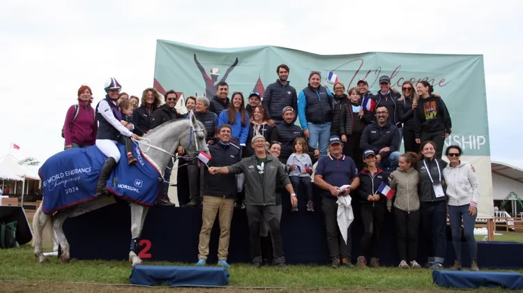 Virginie Atger n’a pas manqué de célébrer sa nouvelle médaille d’or avec tous les membres de son équipe élargie et l’entourage de Cham, réunis autour du couple, d’Angel Cazes, compagnon de la Provençale, et de Renaldo Sapone, naisseur et propriétaire du crack.