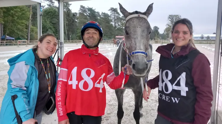 Philippe Tomas pose ici aux côtés de Faïza d’Équi’Rêve, et notamment de Margaux Carteret, propriétaire de la jument championne de France.