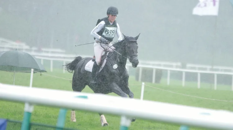 Merel Blom-Hulsman et Killer Queen sont passsées sous des trombes d'eau, mais ont conservé la tête des opérations