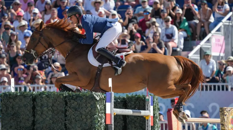 Ici aux JO de Paris avec Dubaï du Cèdre, Julien Épaillard est l’un des plus prestigieux partenaires du sellier CWD.