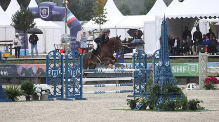Lors du Sologn’Pony, mi-août, à Fontainebleau, la jeune Lison Rivière a profité d’un petit coup de projecteurs, ayant notamment terminé troisième du championnat des six ans D avec Ironic d’Elte.
