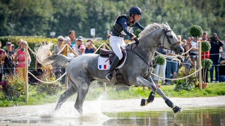En 2021, le Saumurois était passé tout près de remporter deux médailles aux championnats d’Europe d’Avenches, en selle sur son excellent Api du Libaire. Le couple s’était finalement classé sixième en raison d’une faute à l’hippique.