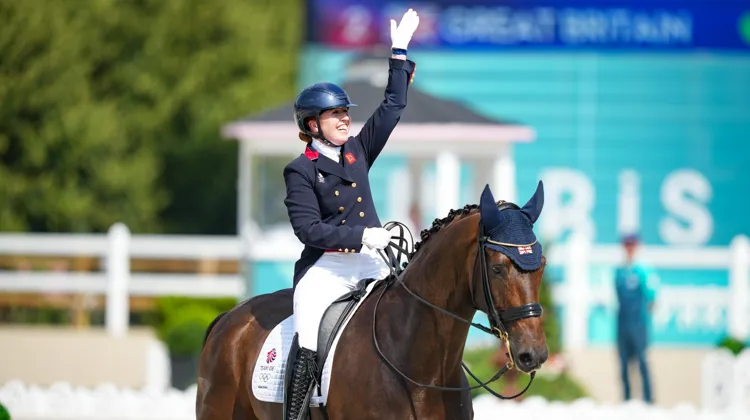 Sélectionnée à la dernière minute pour les JOde Paris après la suspension de Charlotte Dujardin, Becky Moody a peut-être été LA révélation de Versailles.