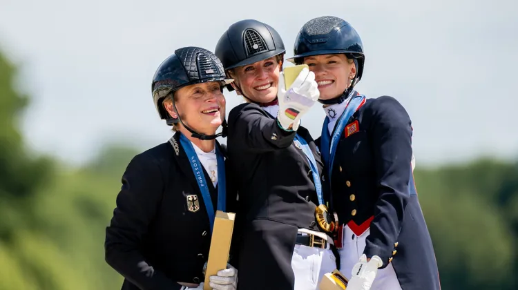 Charlotte Fry se dit fière d’avoir été médaillée aux côtés des patronnes allemandes Jessica von Bredow-Werndl et Isabell Werth aux Jeux de Paris.