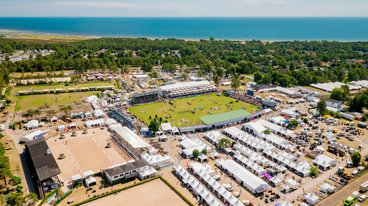 Le ciel, le soleil, la mer, une immense piste en herbe et un public authentiquement passionné. Le CSIO 5* de Falsterbo bénéficie désormais du soutien de Rolex, Al Shira’aa et Agria.