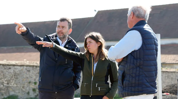 Frédéric Bouix, Camille Brunet et Philippe Audigé lors de la visite organisée le 16 avril à Tigery, dans l’Essonne.