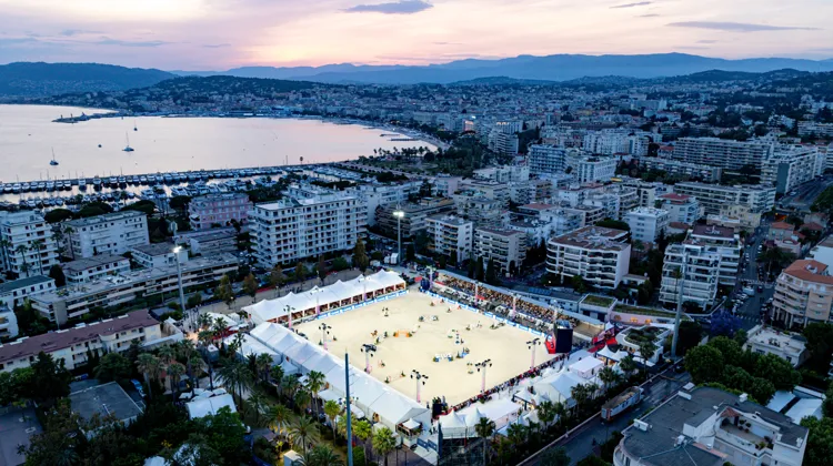 Situé à deux pas de la Croisette, le stade des Hespérides offre au Jumping international de Cannes un cadre chic et glamour.