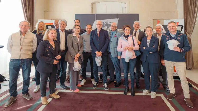 Christian Paillot, Mickael Stone et Hervé Morin sont issus entourés de Malika Cherrière, conseillère régionale attachée aux questions équines, et des organisateurs des étapes du Normandy Summer Tour.