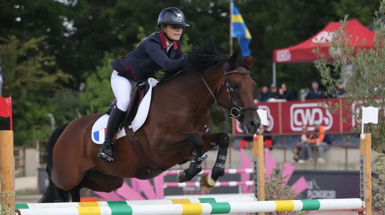 Lou-Anne Pustelnik et Kasper’s Ronaldo ont réalisé une bonne entame des championnats d’Europe Poney de CSO, en se classant deuxièmes de la toute première épreuve. 
