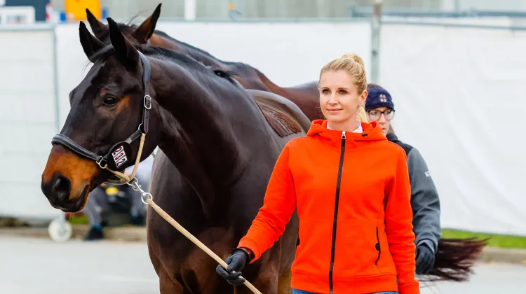 Jessica von Bredow-Werndl promène Diallo BB en main à Suttgart, suivie de sa groom avec Times Kismet