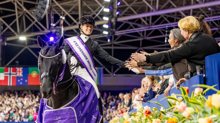 Charlotte Fry est allée saluer le public de très près après sa victoire