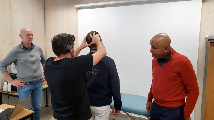 Philippe Mull, écuyer du Cadre noir et entraîneur au Pôle France Jeunes FFE de complet, Alexis Moreau, podologue du sport, et Ralph Hippolyte, consultant ActionTypes, entourent un cavalier de l’équipe de France.