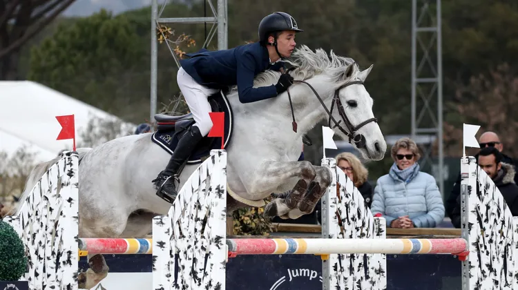 Nohlan Vallat, ici à Vidauban en 2021, s’est offert une belle troisième place avec Cogito d’Hurl’Vent dans le CSIOP.