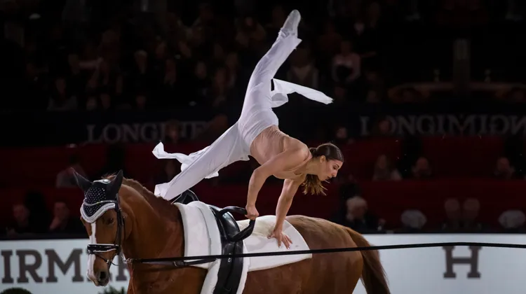 En avril, Manon Moutinho a gagné la Coupe du monde sur le dos de Saitiri, une jument longée par la Suissesse Corinne Bosshard. À Herning, cet après-midi, le trio a pris la tête du championnat du monde à l’issue du programme Imposé.