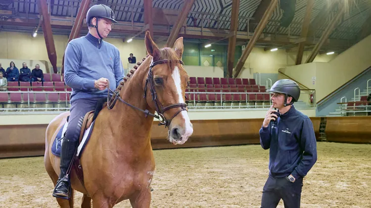 En novembre à Saumur, lors du Forum de l’Académie des Jeunes Cavaliers, Franke Sloothaak avait joint le geste à la parole, prenant les rênes d’un cheval du Cadre noir avec lequel le Britannique Joseph Stockdale rencontrait quelques difficultés.