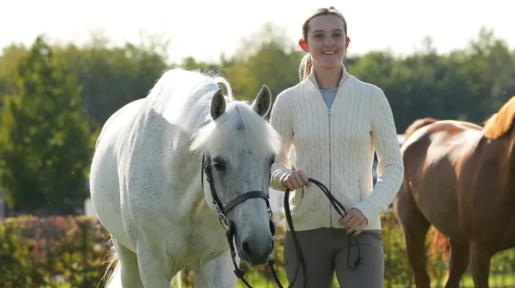 Installée près de Birmingham, la jeune Britannique Madison Seedhouse évolue actuellement sur les circuits internationaux Poneys.