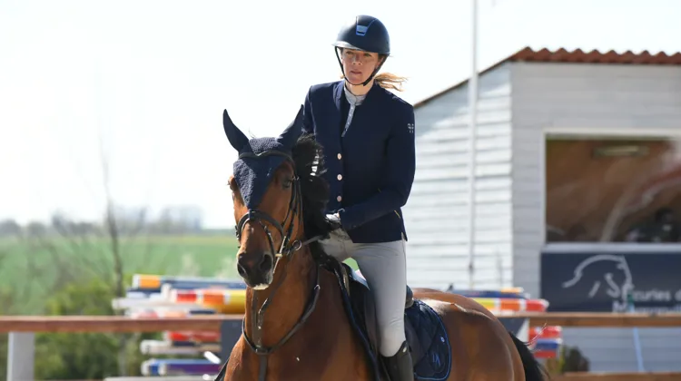 Dorothée Amar en selle sur Honolulu Marine dans l’amateur 1 Grand Prix à Magnanville, en mars 2023 