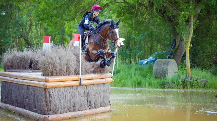 Bientôt âgée de vingt-et-un ans, Jade Bourguet a entamé cette année sa dernière année sur le circuit Jeunes Cavaliers. 