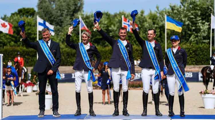 Cocorico! De gauche à droite: Édouard Coupérie, Cédric Hurel, Nicolas Delmotte, Mathieu Billot  et Jeanne Sadran.