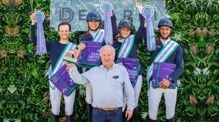 Thierry Touzaint est ici accompagné de Nicolas Touzaint, Gaspard Maksud, Héloïse Le Guern et Stéphane Landois, vainqueurs du CCIO 4*-S de Chatsworth. À ces quatre cavaliers, aux championnats d’Europe, s’ajouteront Karim Laghouag et Gireg Le Coz.
