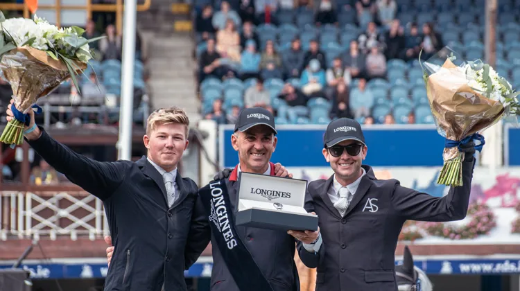 François-Xavier Boudant est entouré des Britanniques Harry Charles et Samuel Hutton sur le podium de ce Grand Prix Longines d’Irlande.