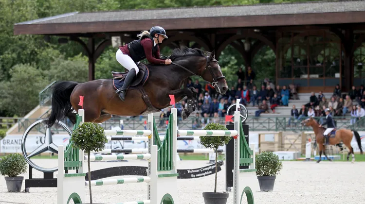 Le 6 août, Élisa a célébée la plus belle victoire de sa carrière en gagnant le  Grand National de Compiègne avec son fidèle Captain Rumel.