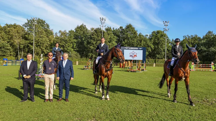 Le Selle Français a obtenu son meilleur résultat en finale chez les sept ans, où l'équipe formée par Franck Schwillewaert, ici à pied à gauche, s'est classée troisième