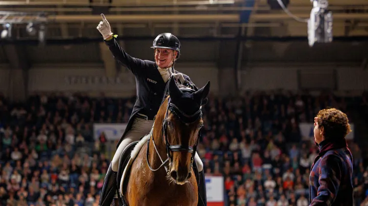 Isabell Werth était radieuse en sortie de piste, où l'attendait Monica Theodorescu, co-entraîneure nationale de l'équipe allemande de dressage