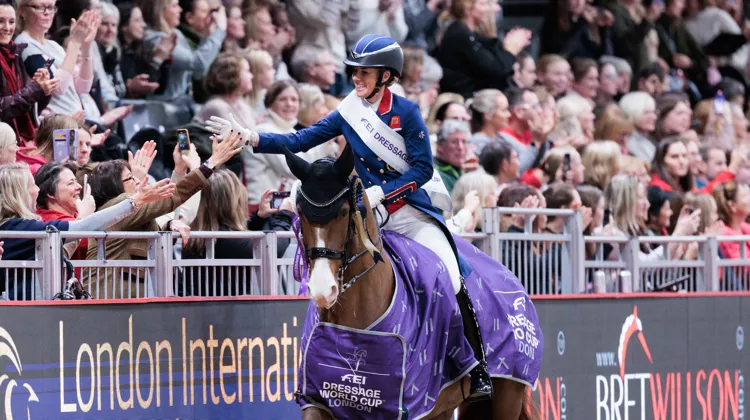 Lors du tour d'honneur, Charlotte Dujardin est allé taper dans la main de nombreux membres du public londonien