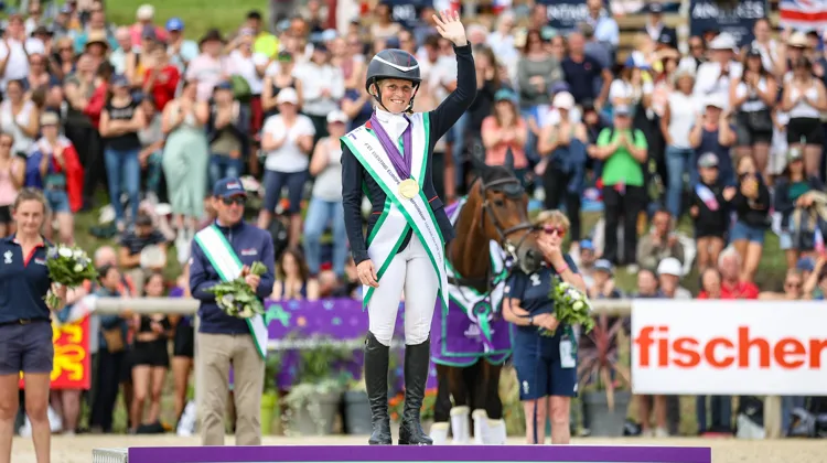 Doublement sacrée aux Européens et sortie victorieuse de deux CCI 5*-L, Rosalind Canter est la complétiste de l'année 2023.