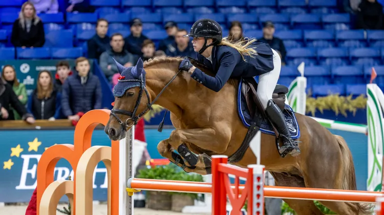 Naomi Himmelreich et Red Star Optimus ont remporté la finale du Trophée de saut d'obstacles Poneys à Malines