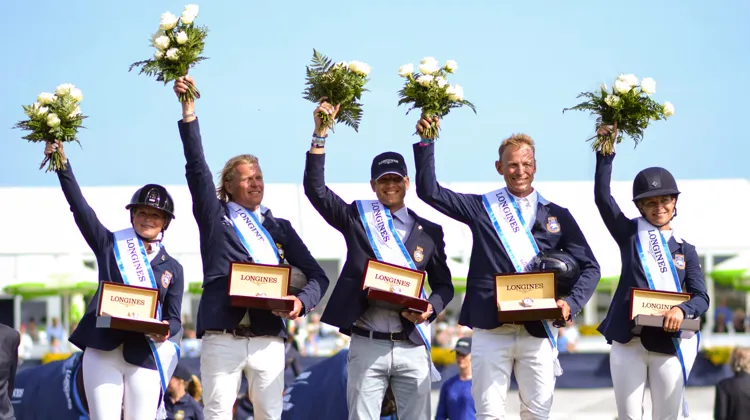 En 2019, la Suède s’était imposée dans la Coupe des nations de Falsterbo grâce à Stephanie Holmén, Fredrik Jönsson, Peder Fredricson et Malin Baryard-Johnsson, entourant leur chef d’équipe, Henrik Ankarcrona. 