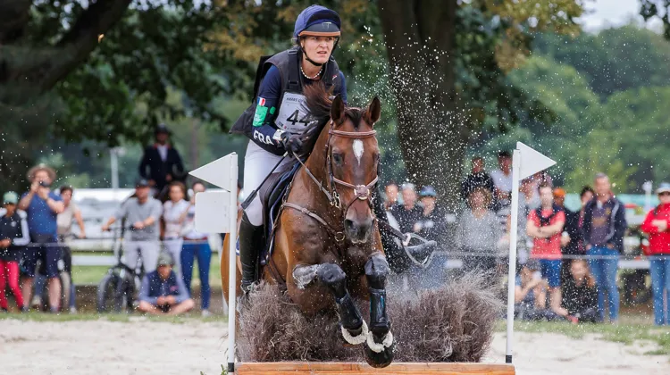 Ici en selle sur son fidèle Sursumcord'Or, Julie Simonet fait partie des figures montantes du complet tricolore.