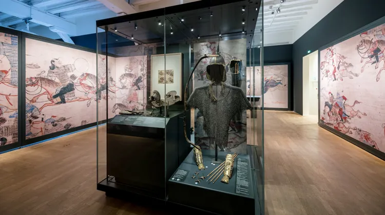 L’exposition nantaise permet notamment de découvrir une tenue de cavalier.