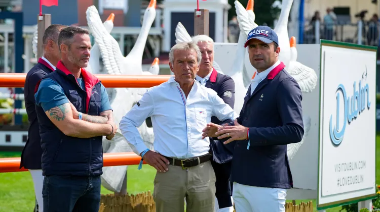 Olivier Perreau, ici aux côtés de ses coéquipiers et du sélectionneur national Henk Nooren, est en train de trouver sa place au sein de l’équipe de France.
