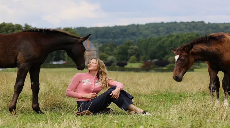 Bolette Wandt est une femme heureuse entourée de ses poulains 