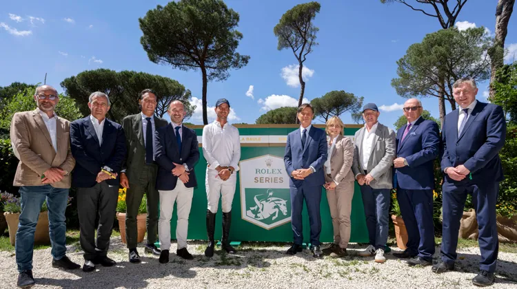 De gauche à droite : Frédéric Tarder, représentant le Jumping de Dinard, Marco di Paola, président de la Fédération italienne des sports équestres, Diego Nepi, directeur du CSIO de Rome, Pierre de Brissac, président du CSIO de La Baule, Steve Guerdat, Laurent Delanney, directeur du sponsoring de Rolex, Conny Mütze, représentant le comité de pilotage du Grand Chelem Rolex, Stephan Conter, PDG du Stephex Masters, Michael Stone, président de Wellington International, et Pat Hanly, directeur général adjoint du CSIO de Dublin.